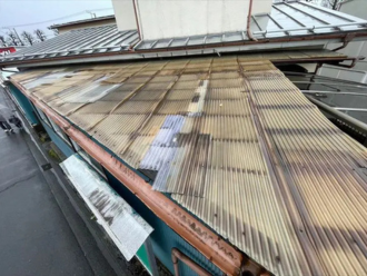 劣化した倉庫屋根